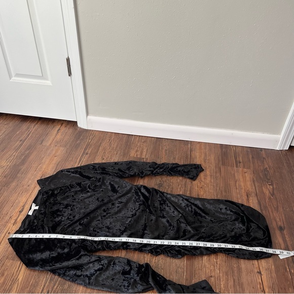 WAYF Black Crushed Velvet Long Sleeve Ruched Sides Dress Size Large NWT - Picture 2 of 10
